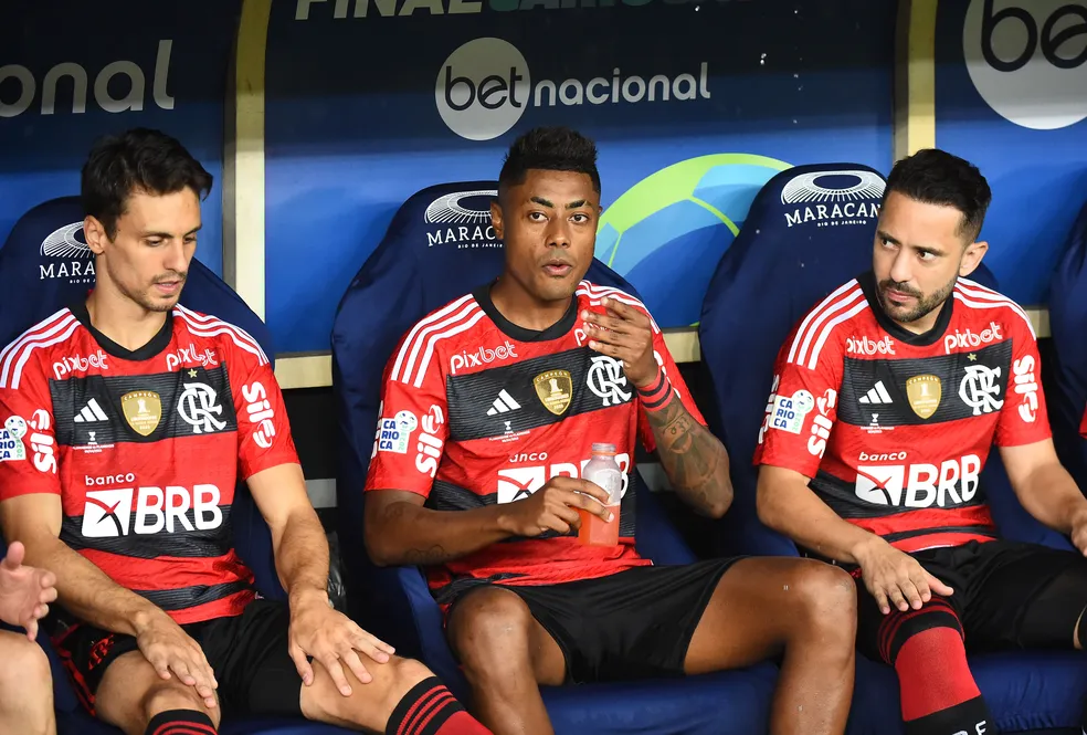 Rodrigo Caio, Bruno Henrique, Everton Ribeiro / André Durão